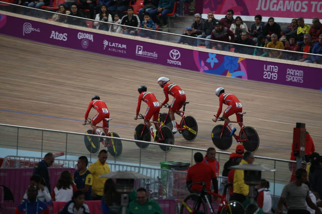 Cerca de las medallas el equipo de persecución